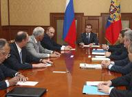 Dmitir Medwedew (mitte hinten) und sein Sicherheitsausschuss (Foto: AP)