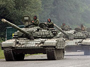Eine Kolonne russischer Panzer unterwegs in Sdossetien; Rechte: dpa