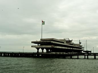 Le port de Soukhoum, surmont d'un immense drapeau abkhaze qui domine la Mer Noire.