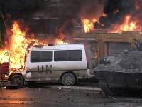 Brennendes Auto nach gewaltsamen Auseinandersetzungen im Kosovo (Foto: AFP)