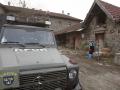 Eine serbische Frau auf ihrem Hof in einem Dorf im Kosovo. (Foto: AFP)