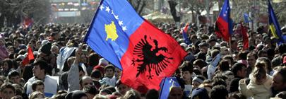 Kosovaren feiern die einjährige Unabhängigkeit (Foto: REUTERS)